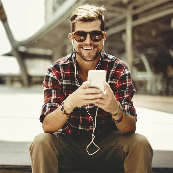 Jovem usando telefone — Fotografia de Stock