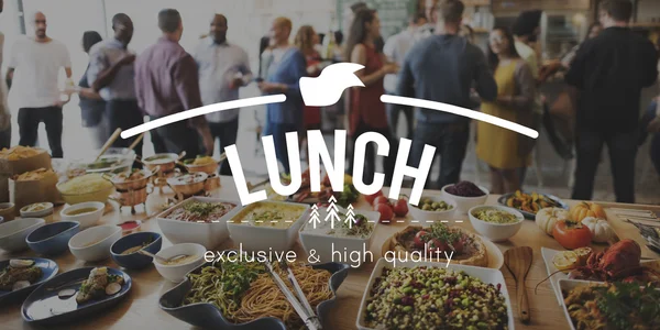 Pessoas comendo comida de recepção — Fotografia de Stock