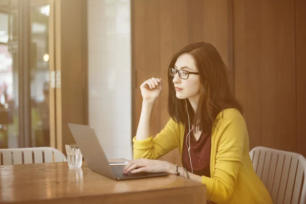 Ragazza utilizzando il computer portatile — Foto Stock