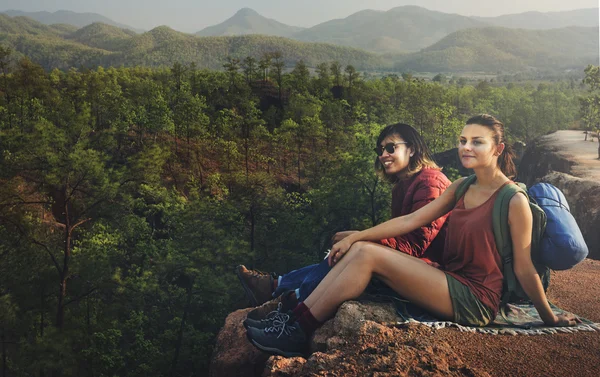 İnsanlar birlikte doğaüzerinde oturma — Stok fotoğraf