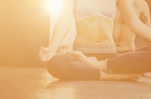 Vrouw en Man Yoga praktijk Concept — Stockfoto