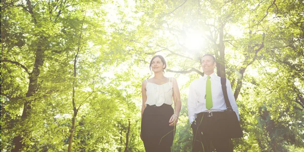 Business couple walking outdoors — Stock Photo, Image