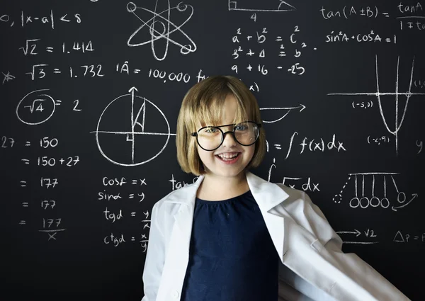 Söt flicka nära blackboard — Stockfoto