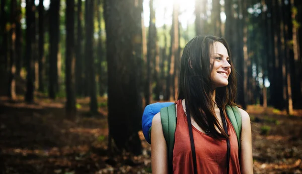 Mulher se sente feliz na natureza — Fotografia de Stock