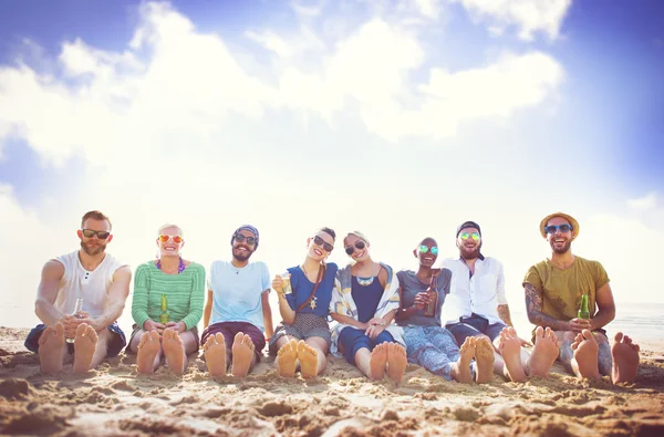 Amigos sentados en la playa — Foto de Stock