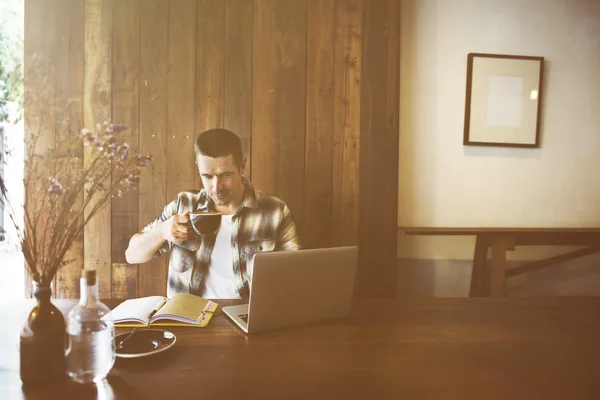 Man in coffee shop with laptop — Stock Photo, Image