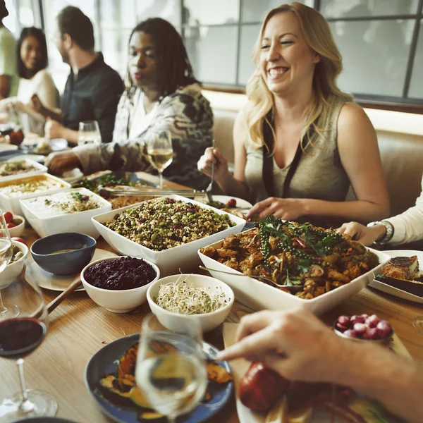 Pessoas que têm comida no restaurante — Fotografia de Stock