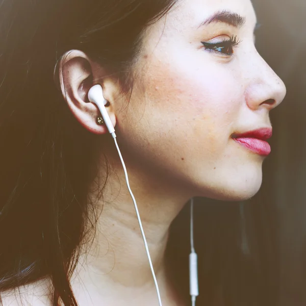 Mujer escuchando música — Foto de Stock