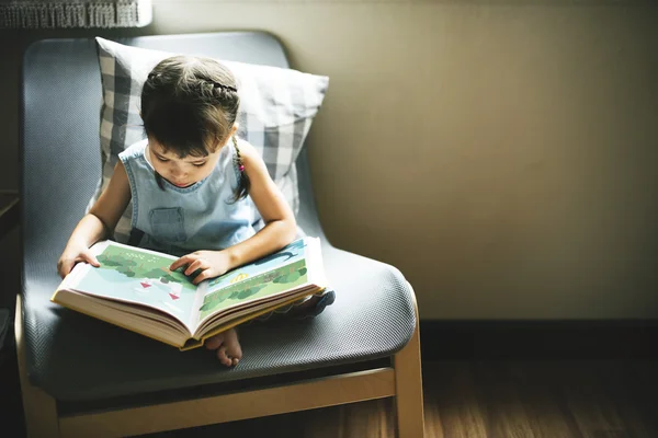 Menina feliz leitura livro — Fotografia de Stock