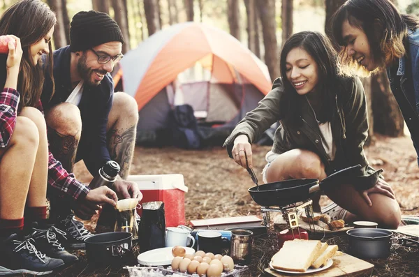 Friends cooking meal together — Stock Photo, Image