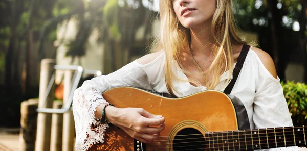 Hippie flicka med gitarr utomhus — Stockfoto