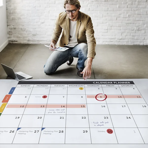 Podnikatel, práce s kalendářem — Stock fotografie