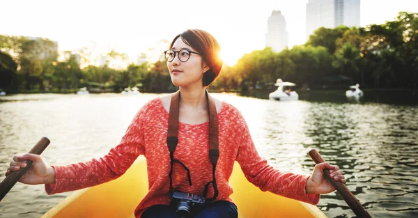 Mujer asiática en barco — Foto de Stock