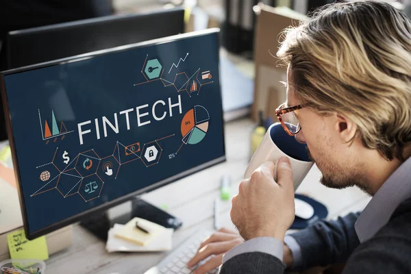 Werken op de computer met fintech zakenman — Stockfoto