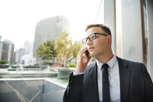 Hombre de negocios trabajando hablando por teléfono — Foto de Stock