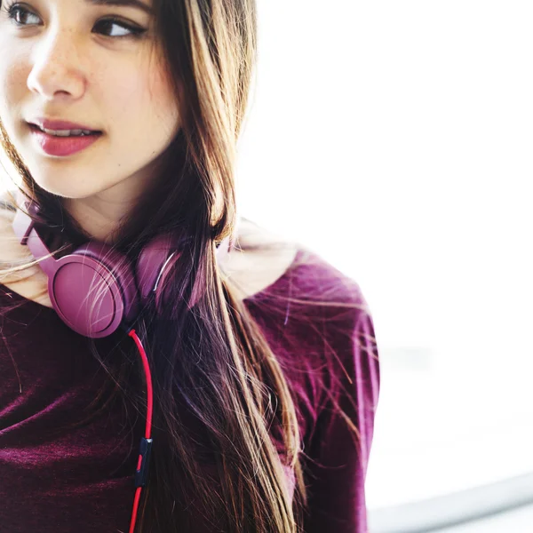 Mulher ouvindo música — Fotografia de Stock