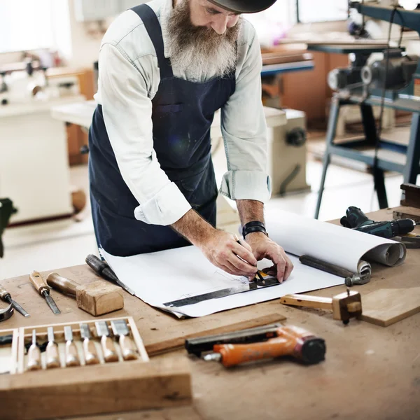 Handyman desenho em estúdio — Fotografia de Stock