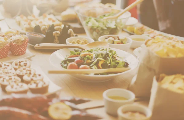 Mesa llena de comida variada — Foto de Stock