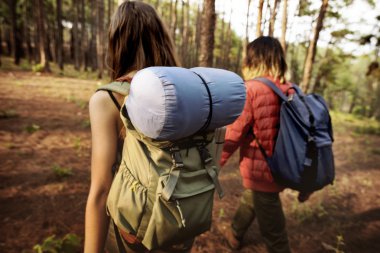 Ormanda yürüyüş insanlar