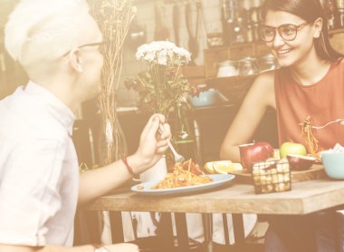 Güzel çift akşam yemeği yeme