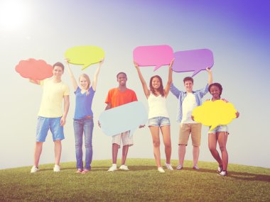 Genç arkadaşlar açık havada 