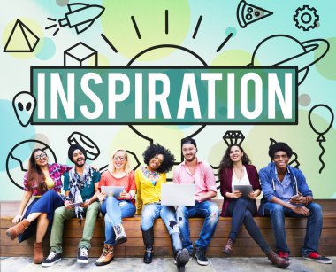 Neşeli öğrenciler aygıtları kullanarak 