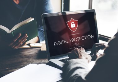 Laptop klavyesinde yazan kişi