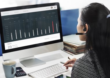 işkadını üstünde bilgisayar kontrol paneli ile çalışma