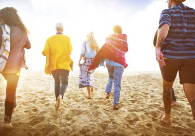 mutlu arkadaş sahilde çalıştıran