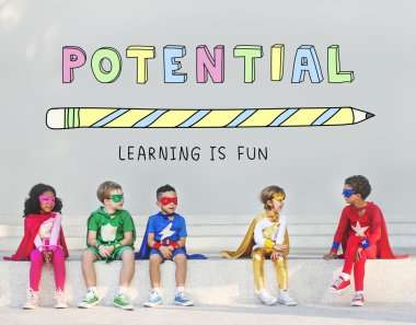 Süper kahraman çocuklar oynarken ve eğlenin