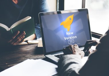 Dizüstü bilgisayar ve yeni sürümü kullanan adam