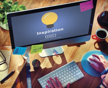 Bilgisayarda çalışan adam