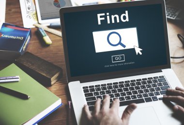 dizüstü bilgisayar kullanan adam