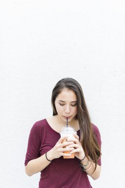 Genç kadın içki içecek