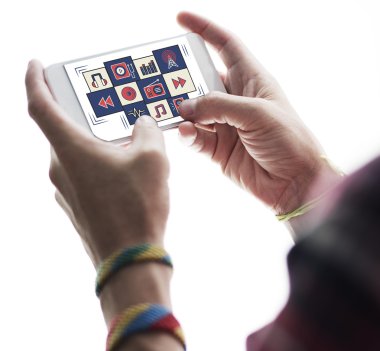 Adam holding telefon elinde