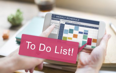 Yapılacaklar listesi ile telefon kullanan kadın