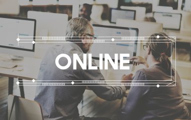 Yetişkin insanlar bilgisayar sınıfta