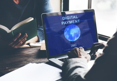 Laptop klavyesinde yazan kişi