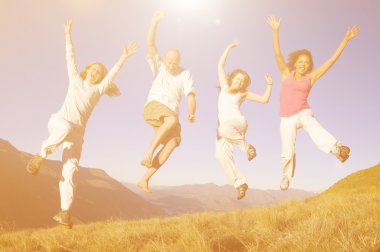 Bir grup insan atlıyor.