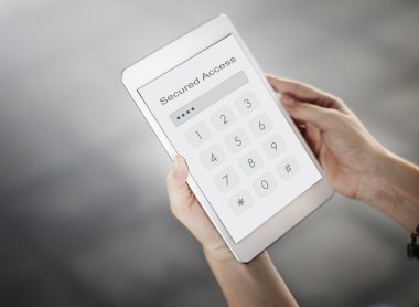 Dijital tablet kullanan kız