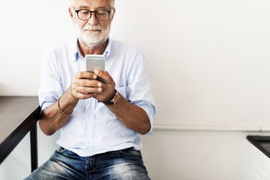 Kafede akıllı telefon olan adam