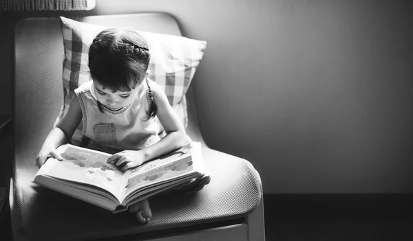 Menina feliz leitura livro — Fotografia de Stock