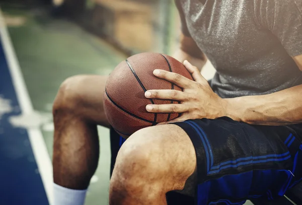 Sportivo giocare a basket — Foto Stock