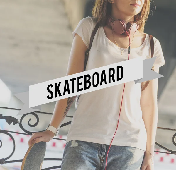 Moderne vrouw met skateboard — Stockfoto