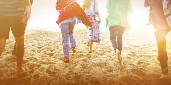 Mensen die plezier hebben op het strand — Stockfoto