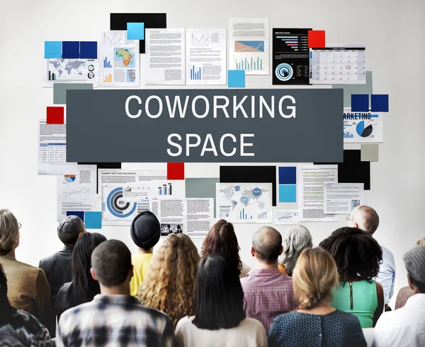 Personer på seminar med coworking space – stockfoto