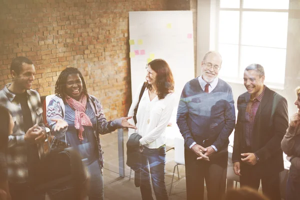 Diversidad de las personas en reunión — Foto de Stock