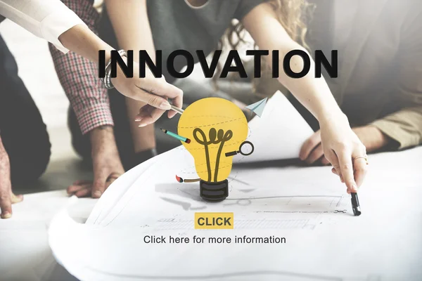 Ontwerpers werken met poster en innovatie — Stockfoto