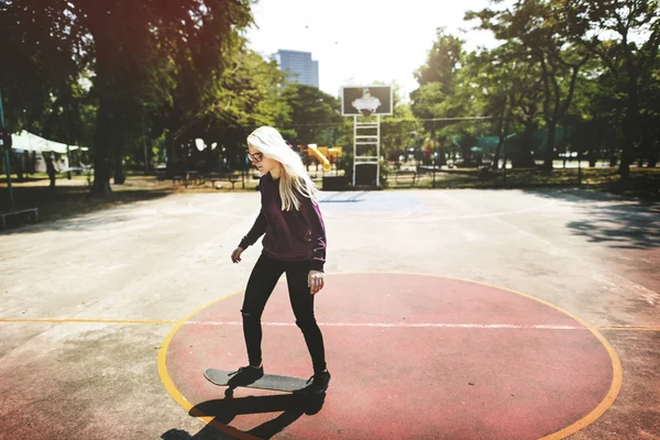 Frau fährt auf Skateboard — Stockfoto