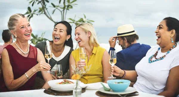 Amici appendere fuori sulla festa — Foto Stock